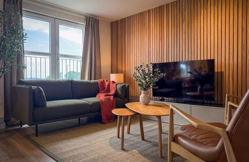 Clydebank Apartment | Stunning 2 Bed, 2 Bath Apartment with Parking