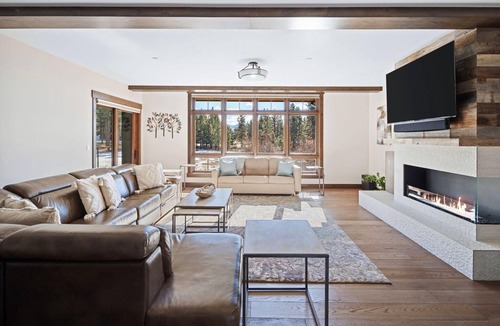 Stateline Condo | Stunning 3390 sqft, 5 bed, 5 bath Residence in Private Lakefront Community