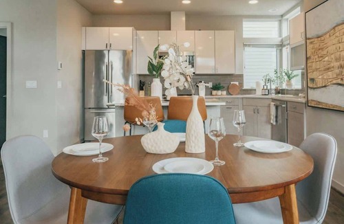 Ravenna Condo | Stunning 3BR Modern Designer TH @ UW & GreenLake