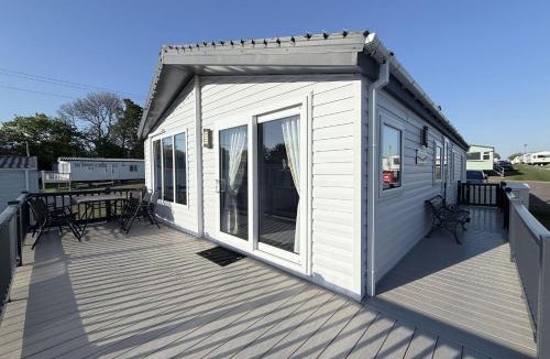 Clacton-on-Sea Ski Chalet | Stunning 5 Berth Lodge With Decking At Valley Farm Holiday Park Ref 46297Bv