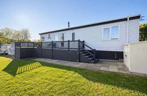 Clacton-on-Sea Ski Chalet | Stunning 5 Berth Lodge With Decking At Valley Farm Holiday Park Ref 46297Bv