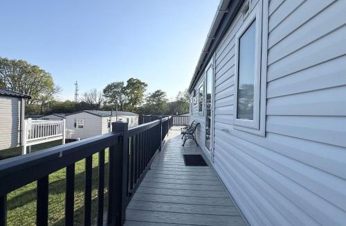 Clacton-on-Sea Ski Chalet | Stunning 5 Berth Lodge With Decking At Valley Farm Holiday Park Ref 46297Bv