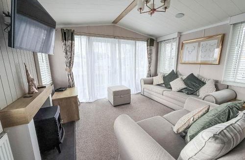 Hunstanton House | Stunning Caravan With Decking At Manor Park In Norfolk Ref 23015C