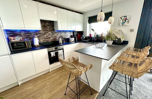 Southbourne Apartment | Stunning Sea View Two Bed Apartment - With Balcony