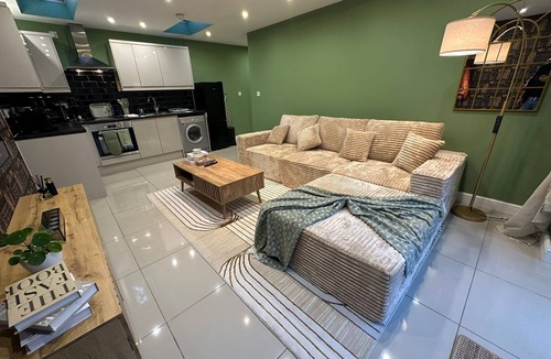 Sutton Coldfield Apartment | Stylish 2 Bed Flat | Parking | Sutton Coldfield