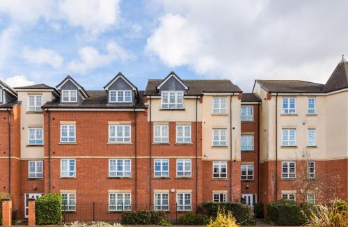 Warwick Apartment | Stylish 2 Bed Flat in Warwick with Private Parking - Pass the Keys