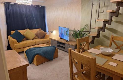 St Neots Apartment | Stylish 2 Bed Flat Walk to Station Free Parking St Neots