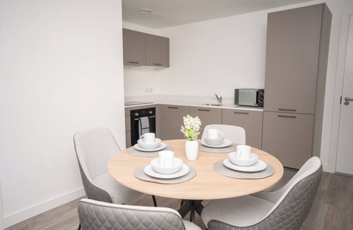 Eccles Apartment | Stylish 2 bed home near Trafford