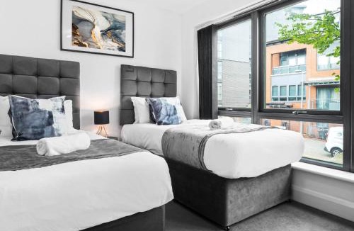 The Westside House | Stylish 3 Bedroom Townhouse - City Centre - Parking - Balcony - Garden 19L
