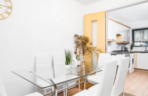 The Westside House | Stylish 3 Bedroom Townhouse - City Centre - Parking - Balcony - Garden 19L
