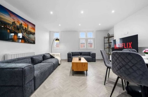 Didsbury Apartment | Stylish Central Apartment with Workspace