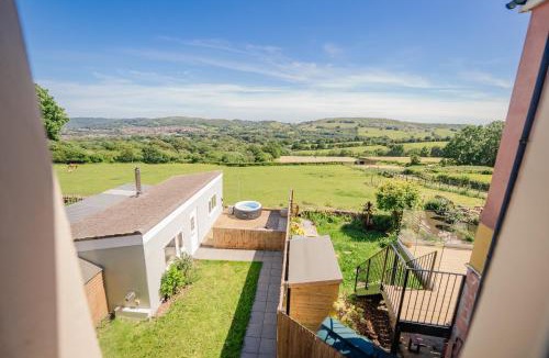 Nantgarw House | Stylish Cottage with Hot Tub & Countryside Views