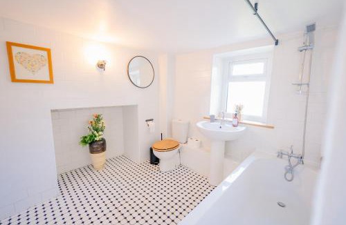 Nantgarw House | Stylish Cottage with Hot Tub & Countryside Views