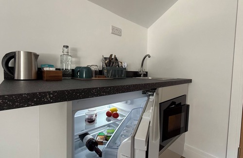Chard Apartment | Stylish Ground Studio with Kitchenette - Double
