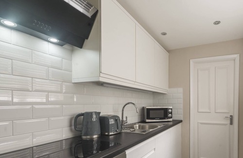 Henley House | Stylish Hidden Gem In Henley-On-Thames