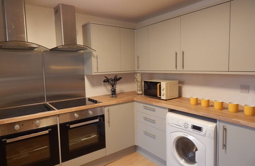 Cambridge Cabin | Stylish, modern and well located en-suite room with parking