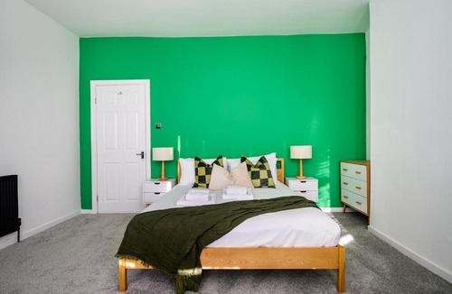 Old Trafford Apartment | Stylish Modern Manchester Home - Perfect for Work, Leisure & Stadium Visits with Parking