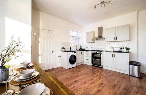 Old Trafford Apartment | Stylish Modern Manchester Home - Perfect for Work, Leisure & Stadium Visits with Parking