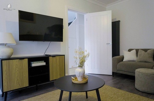 Oldbury House | Stylish & Spacious Home in Oldbury | Free Parking