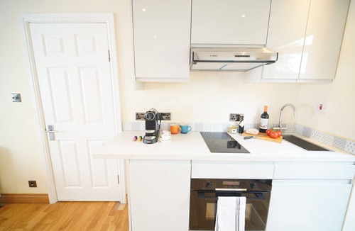 Saintbury House | Stylish Stratford-upon-Avon Stay -Sleeps 6 - Secure Gated Parking