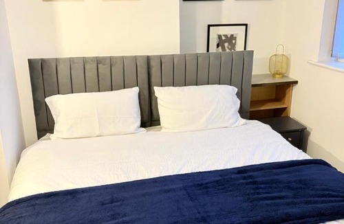 West Bromwich Apartment | Stylish Studio 4,Weekly,Monthly stay deals,Parking,Contractors,NHS staff,Families,Relocators, nr Sandwell hosp