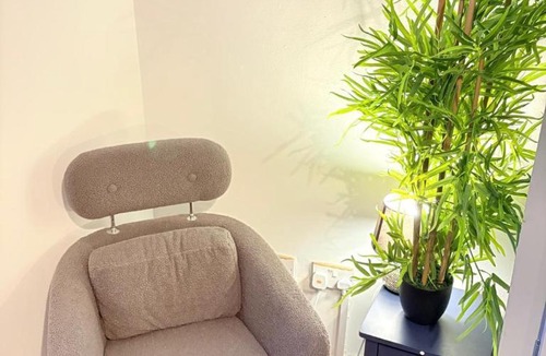 West Bromwich Apartment | Stylish Studio 4,Weekly,Monthly stay deals,Parking,Contractors,NHS staff,Families,Relocators, nr Sandwell hosp
