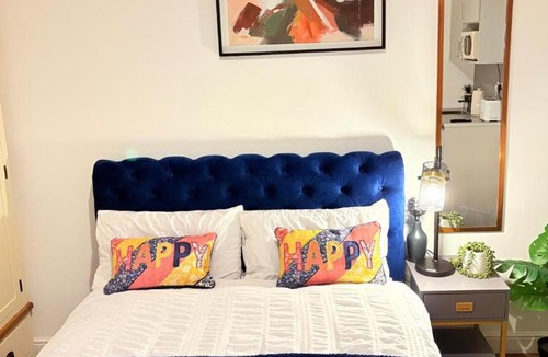 West Bromwich Apartment | Stylish studio 8,Weekly, Monthly stay deals,Parking,Contractors,NHS,Families, Relocators, nr Sandwell hospital