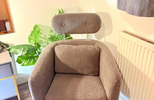 West Bromwich Apartment | Stylish studio 8,Weekly, Monthly stay deals,Parking,Contractors,NHS,Families, Relocators, nr Sandwell hospital