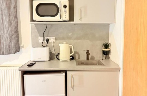 West Bromwich Apartment | Stylish studio 8,Weekly, Monthly stay deals,Parking,Contractors,NHS,Families, Relocators, nr Sandwell hospital