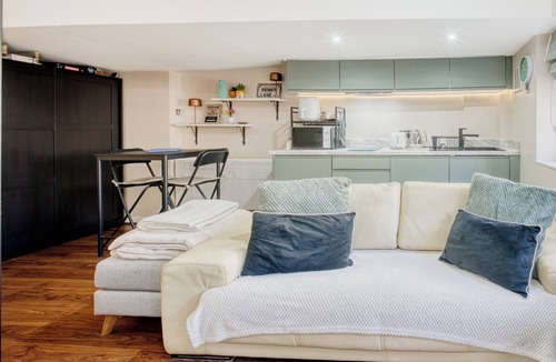 Liverpool Apartment | Stylish Studio - Sleeps 2 & Private Parking