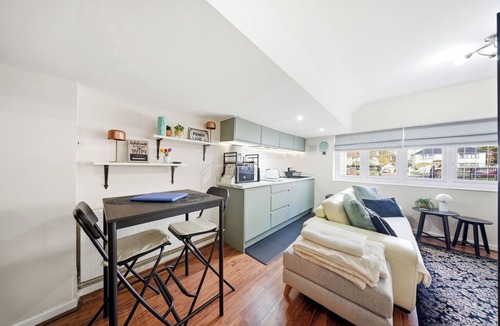 Liverpool Apartment | Stylish Studio - Sleeps 2 & Private Parking