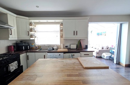 Belfast Apartment | Sydenham Serenity: Bright Home with Conservatory