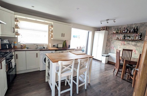 Belfast Apartment | Sydenham Serenity: Bright Home with Conservatory