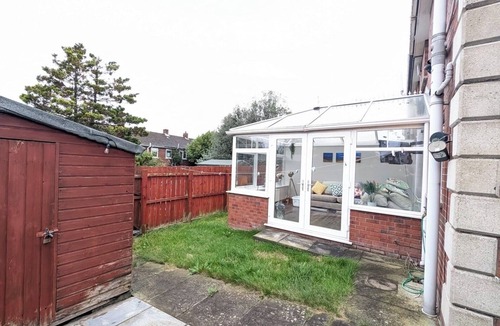 Belfast Apartment | Sydenham Serenity: Bright Home with Conservatory