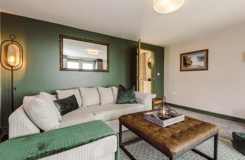 Cwm Dyserth House | Tan Y Bryn Ganol