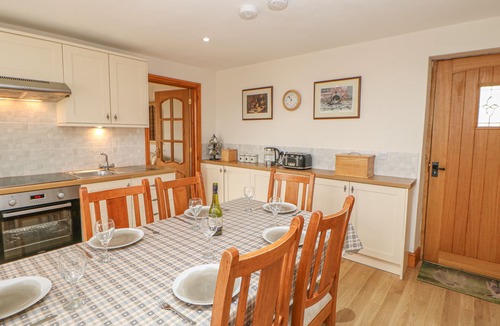 Wing Cottage | THE BARN, pet friendly, with hot tub in Milton