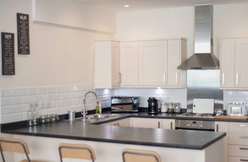 Redcliffe Apartment | The Broadmead Forest - Spacious City Centre 3BDR Apartment