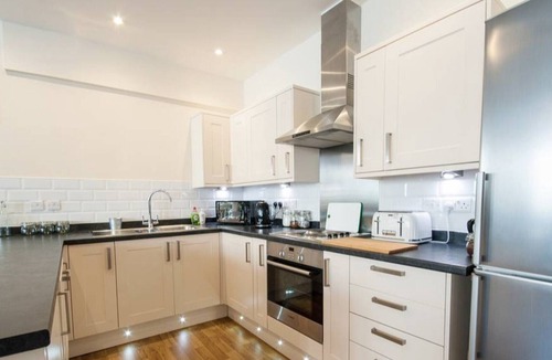 Redcliffe Apartment | The Broadmead Forest - Spacious City Centre 3BDR Apartment