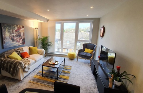 Hemel Hempstead House | The copper pan elegant central apartment