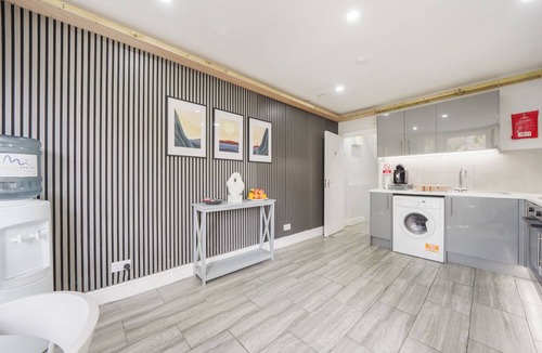 Leabridge House | The Cozy Stays Hackney House