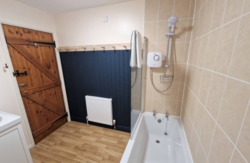 Ivinghoe Cottage | The Dairy - a thee bedroom, one bathroom that sleeps 5 guests in 3 bedrooms
