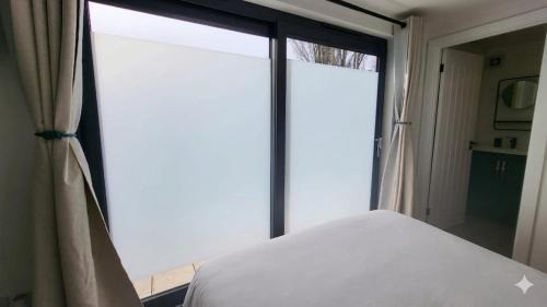 Eccles Apartment | The Garden Room - Modern Studio with Free Parking