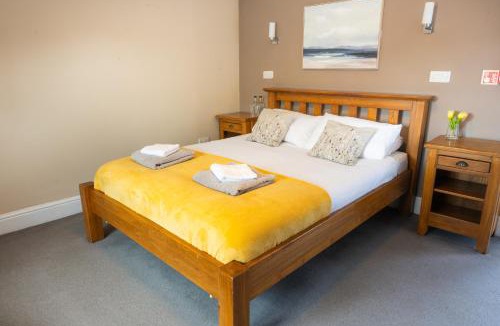 Hook Norton Hotel | The Gate Hangs High