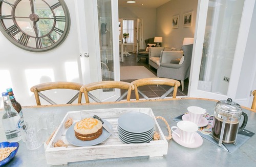 Beaumaris Cottage | The Hideaway Beaumaris - a near a pub that sleeps 12 guests in 6 bedrooms