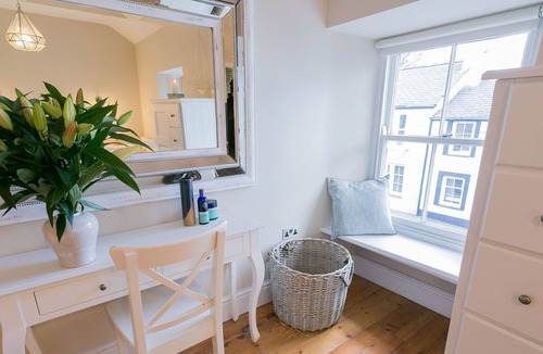 Beaumaris Cottage | The Hideaway Beaumaris - a near a pub that sleeps 12 guests in 6 bedrooms