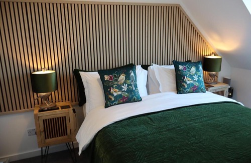 Milford on Sea Apartment | THE HIDEAWAY - LUXURY SELF CATERING COASTAL APARTMENT with PRIVATE ENTRANCE & KEY BOX ENTRY JUST A FEW MINUTES WALK TO THE BEACH, SOLENT WAY WALK, SHOPS and many EATERIES & BARS - FREE OFF ROAD PARKING,FULL KITCHEN, LOUNGE,BEDROOM , BATHROOM & WI-FI