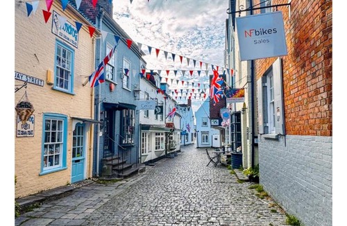 Milford on Sea Apartment | THE HIDEAWAY - LUXURY SELF CATERING COASTAL APARTMENT with PRIVATE ENTRANCE & KEY BOX ENTRY JUST A FEW MINUTES WALK TO THE BEACH, SOLENT WAY WALK, SHOPS and many EATERIES & BARS - FREE OFF ROAD PARKING,FULL KITCHEN, LOUNGE,BEDROOM , BATHROOM & WI-FI