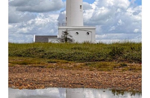 Milford on Sea Apartment | THE HIDEAWAY - LUXURY SELF CATERING COASTAL APARTMENT with PRIVATE ENTRANCE & KEY BOX ENTRY JUST A FEW MINUTES WALK TO THE BEACH, SOLENT WAY WALK, SHOPS and many EATERIES & BARS - FREE OFF ROAD PARKING,FULL KITCHEN, LOUNGE,BEDROOM , BATHROOM & WI-FI