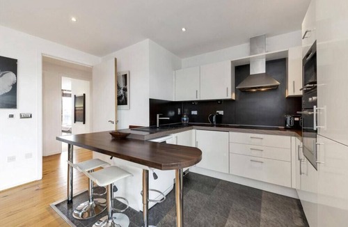 Cambridge Apartment | The Luxurious Penthouse Two-Bedroom Flat Shared Pool & Gym Free Wi-Fi