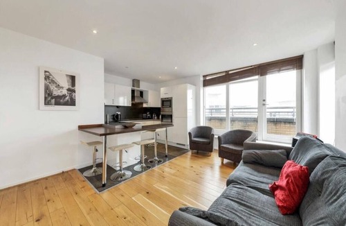 Cambridge Apartment | The Luxurious Penthouse Two-Bedroom Flat Shared Pool & Gym Free Wi-Fi
